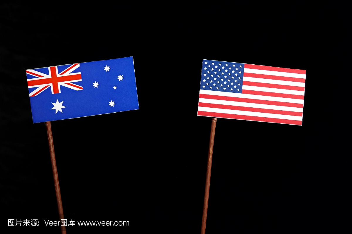 澳大利亚国旗与在黑色背景隔绝的美国国旗