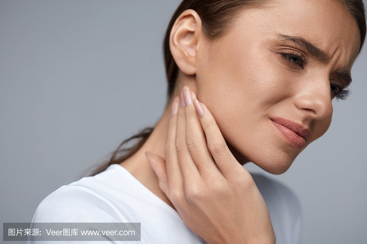 在痛苦中的女人。美丽的女孩感觉牙痛,下巴,脖