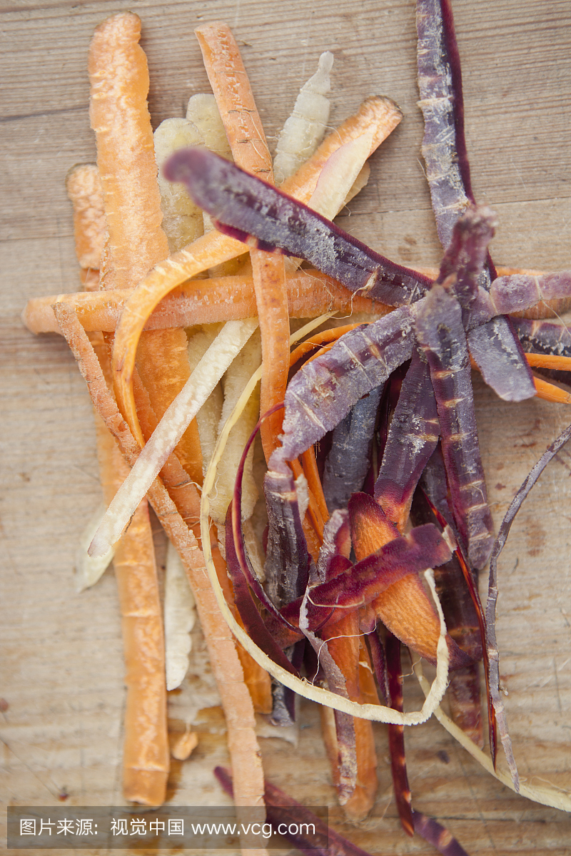 各种蔬菜皮在木桌上