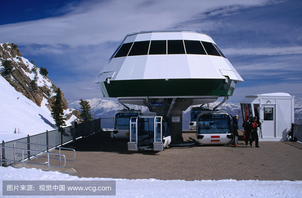 basin滑雪胜地的升降台。该度假村是2002年冬