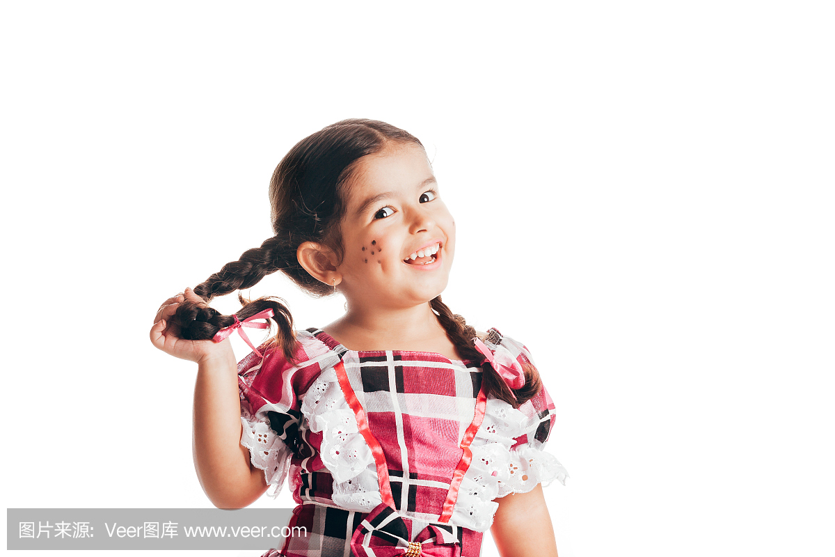 穿传统衣服的6月节日的小女孩被隔绝在白色背