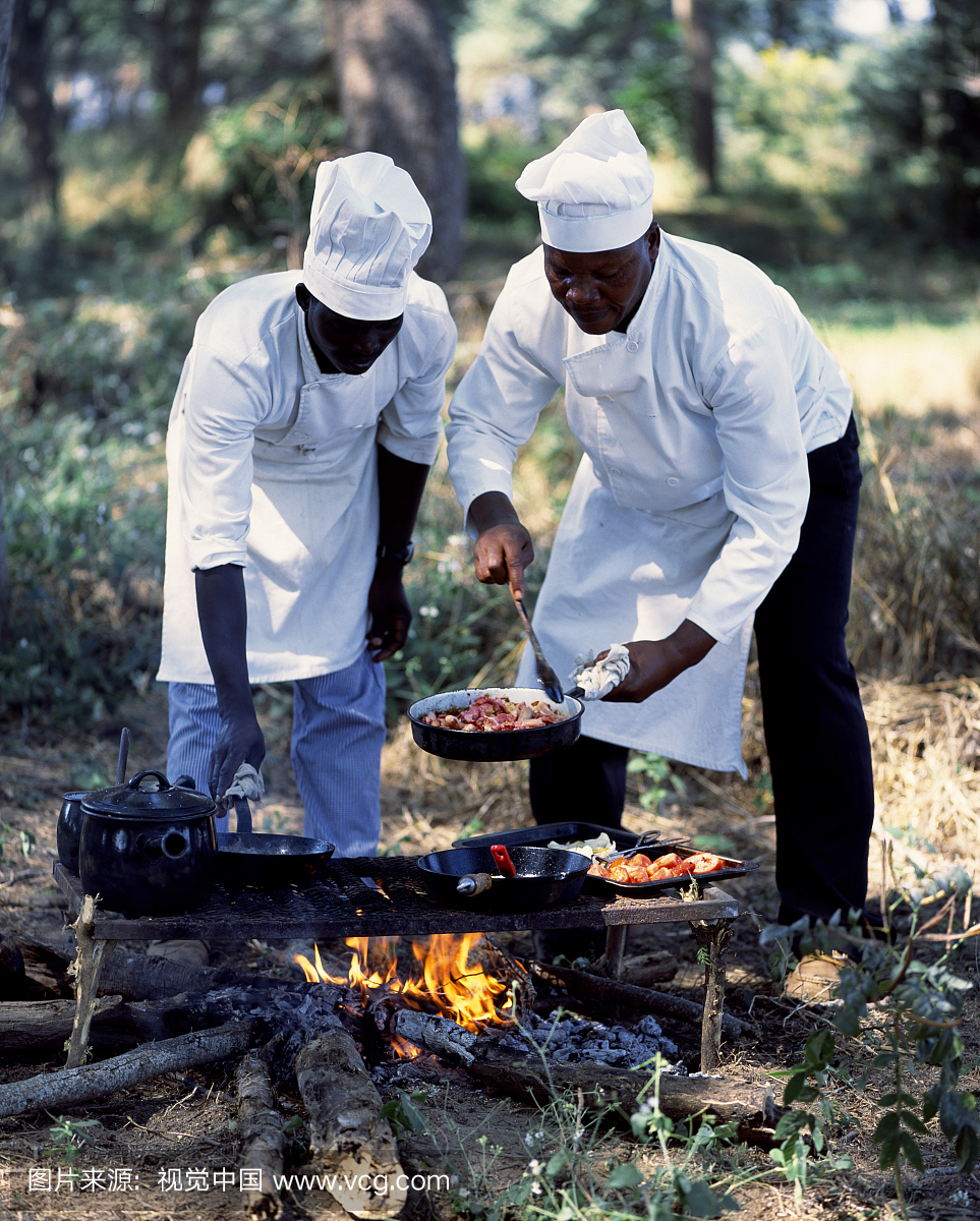 赞比亚,下赞比西国家公园,香肠树营。厨师Hon