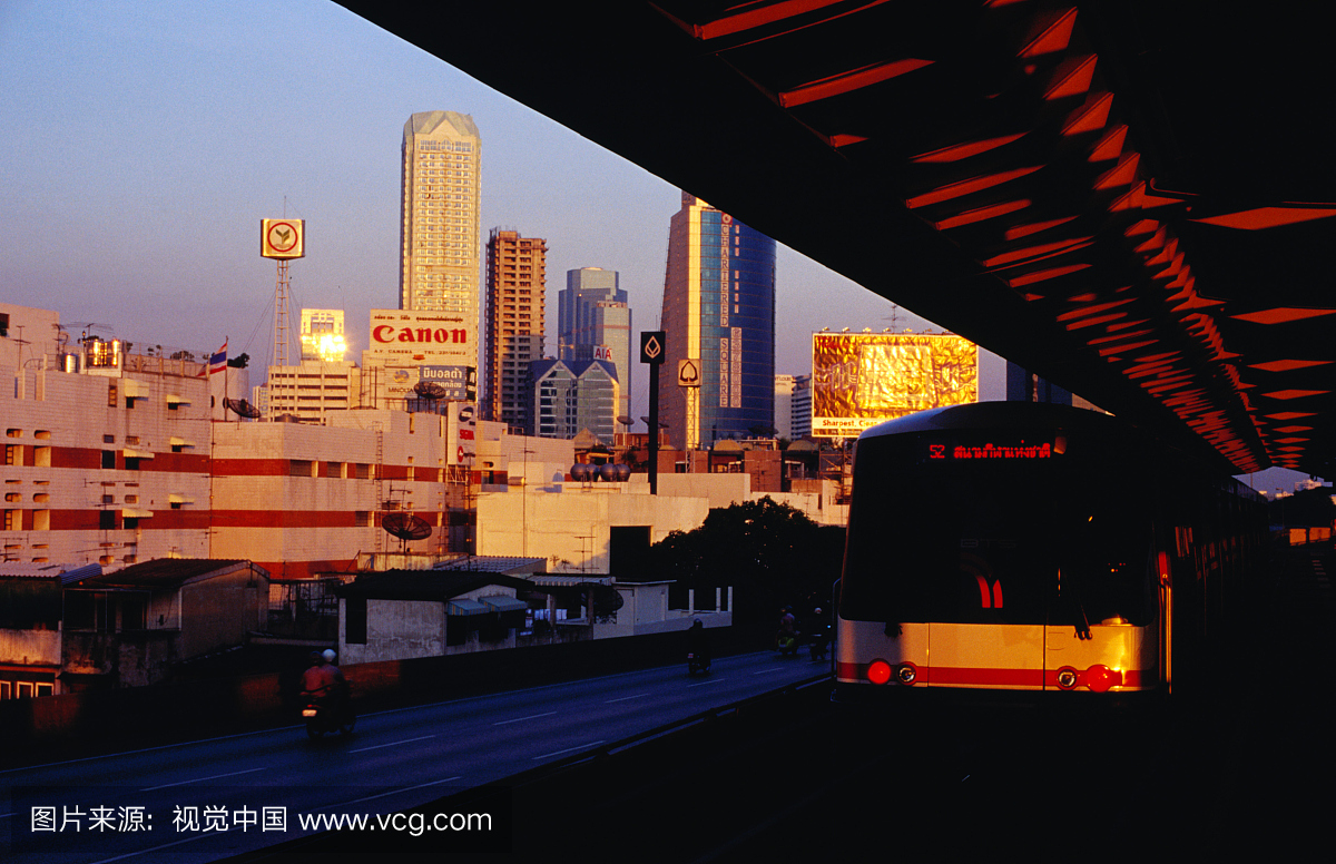 在火车站和城市天际线的天空火车。