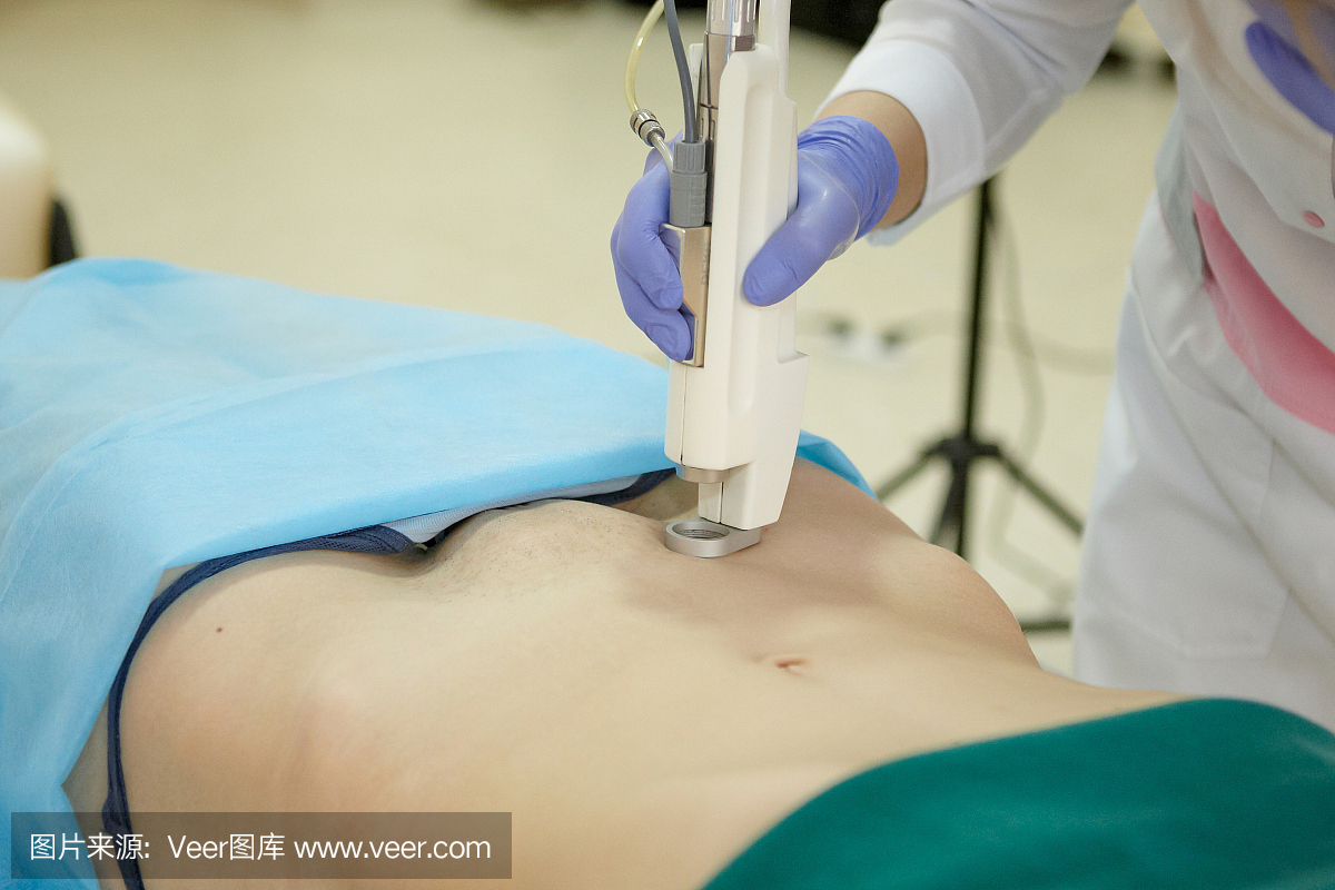 脱毛脱毛比基尼。美容师使手术身体脱毛。