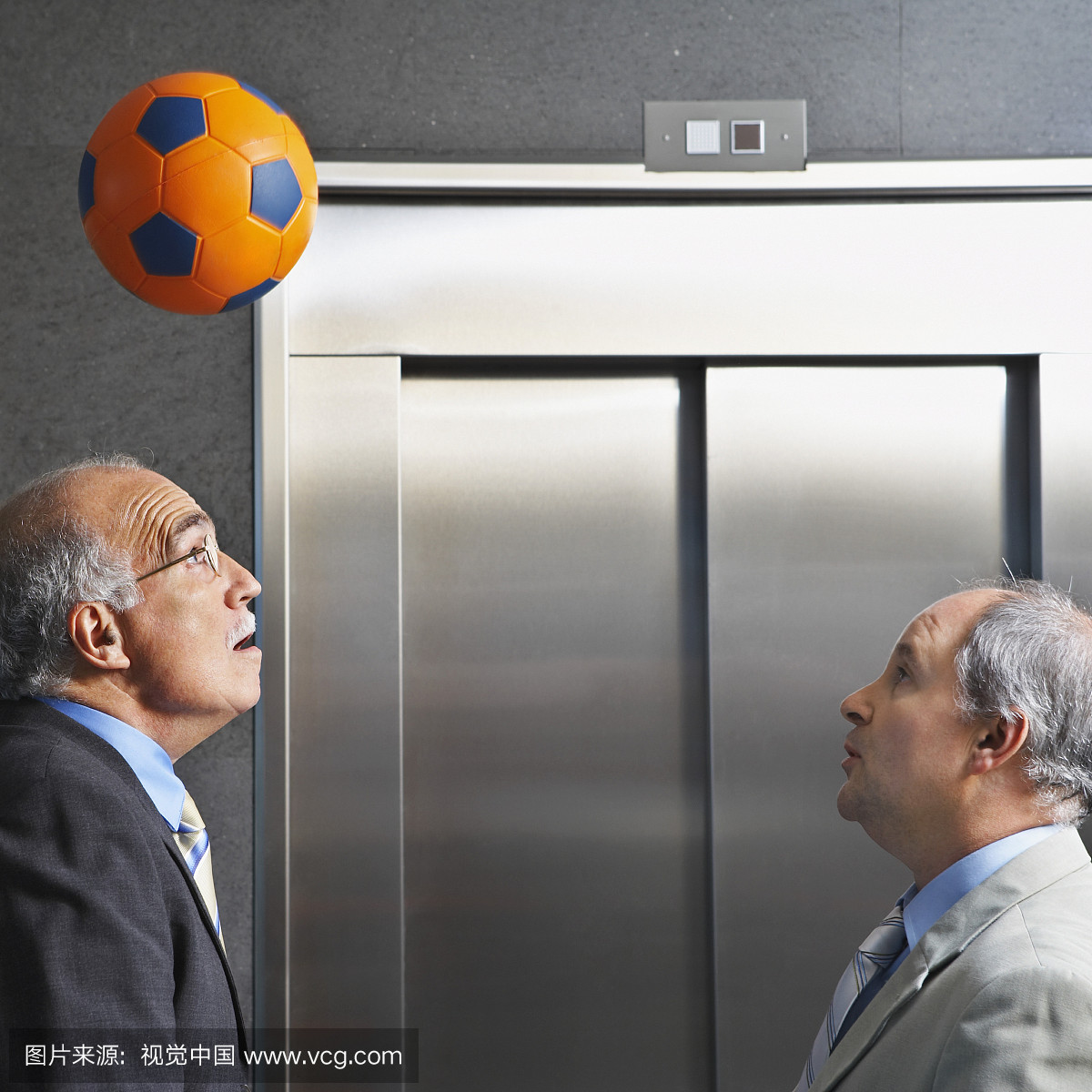 商人用电梯打足球
