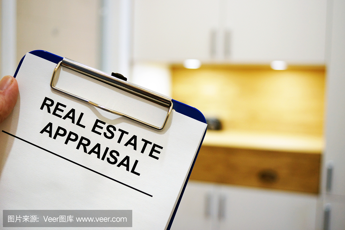 男子手持剪贴板与房地产评估。