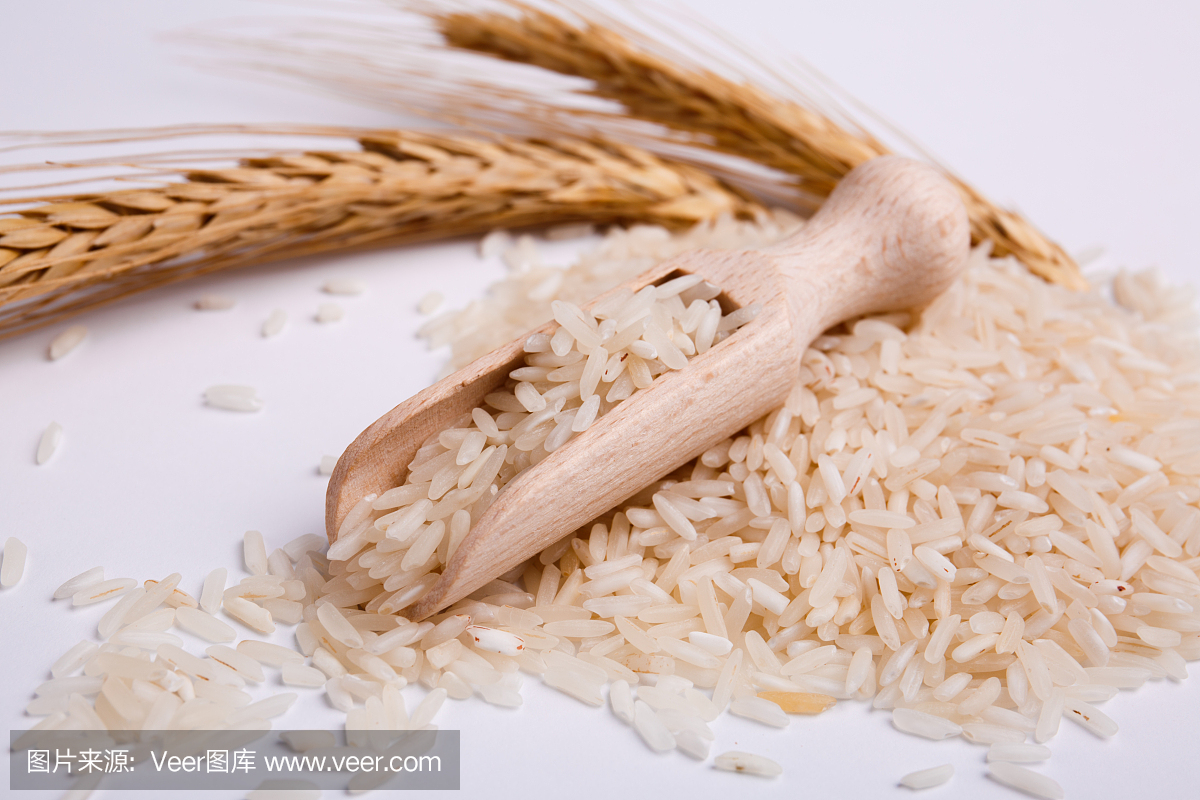 一堆白米与小麦小麦在白色背景上。