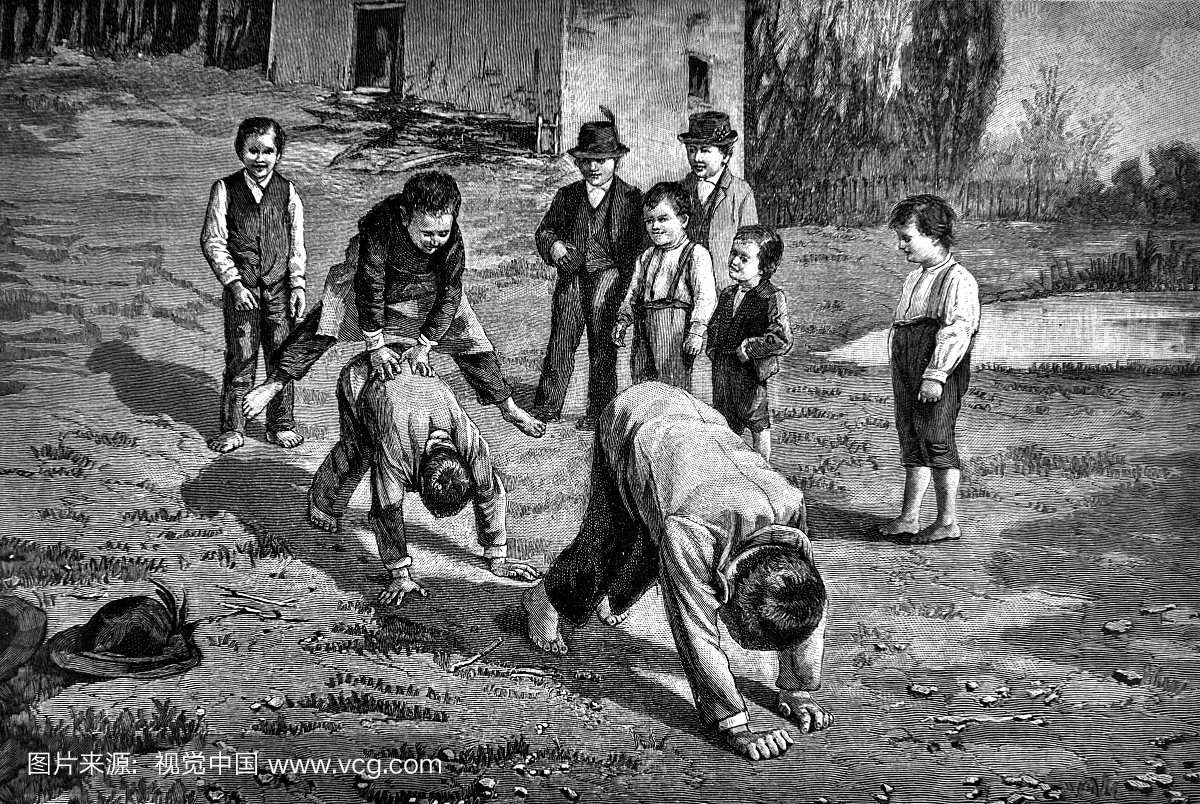 一群孩子玩游戏在院子里跳 - 1896年