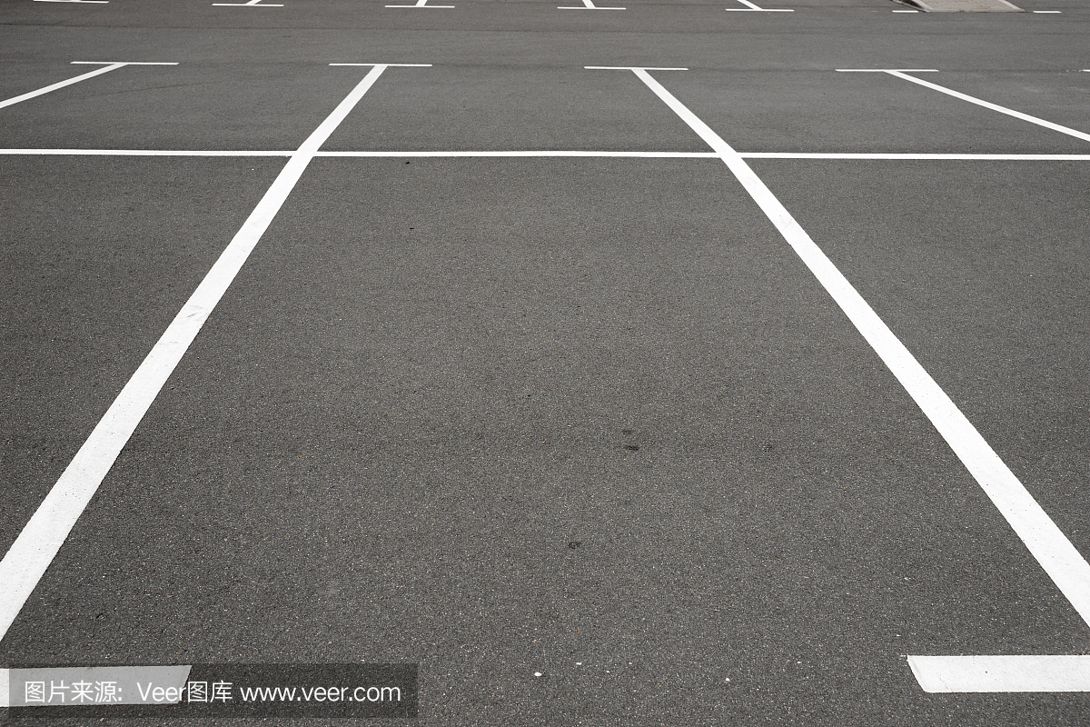 在沥青上有白色标记线的空的停车场