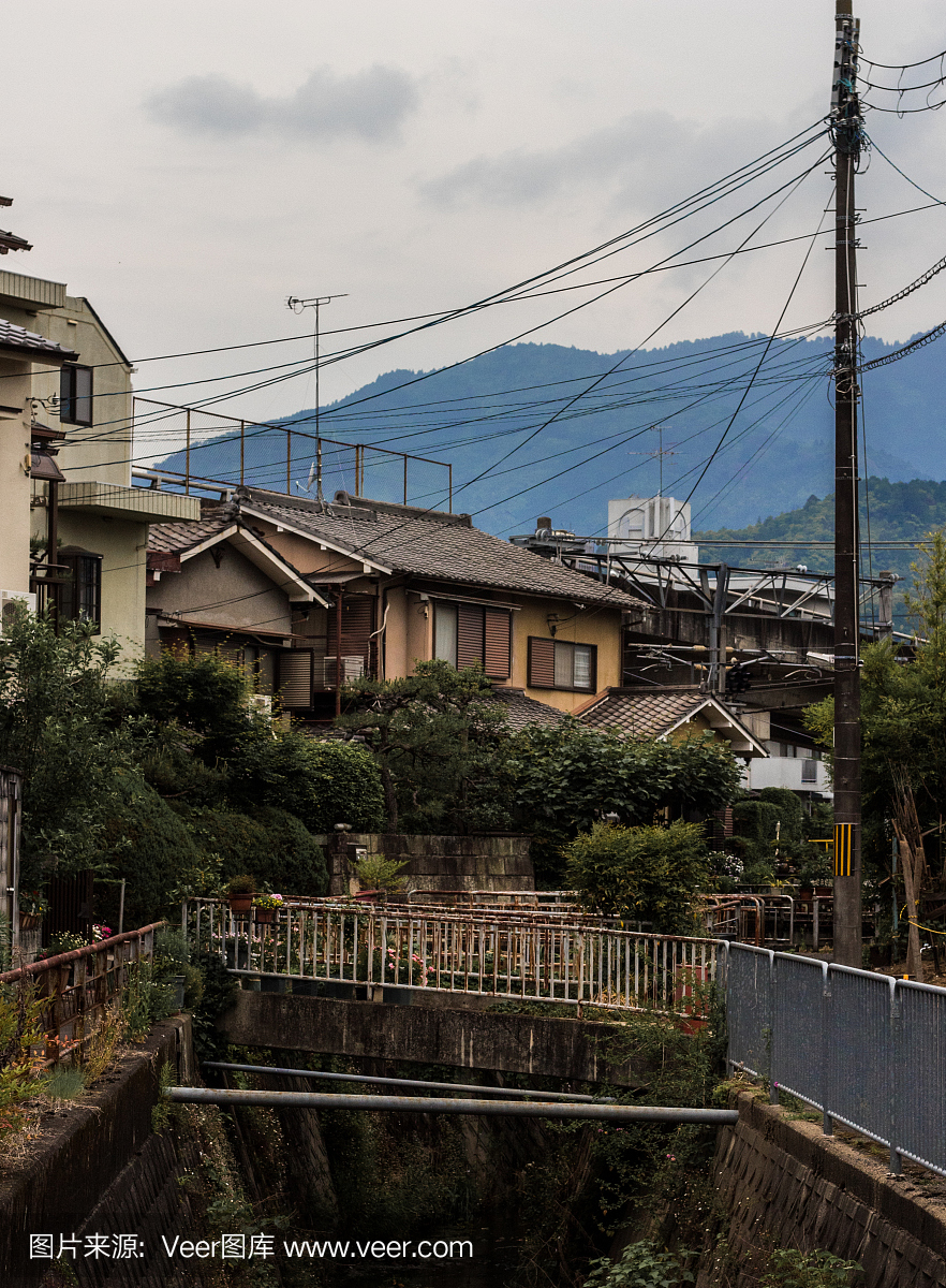 美丽的景象在日本的一个小镇附近京都一条河,