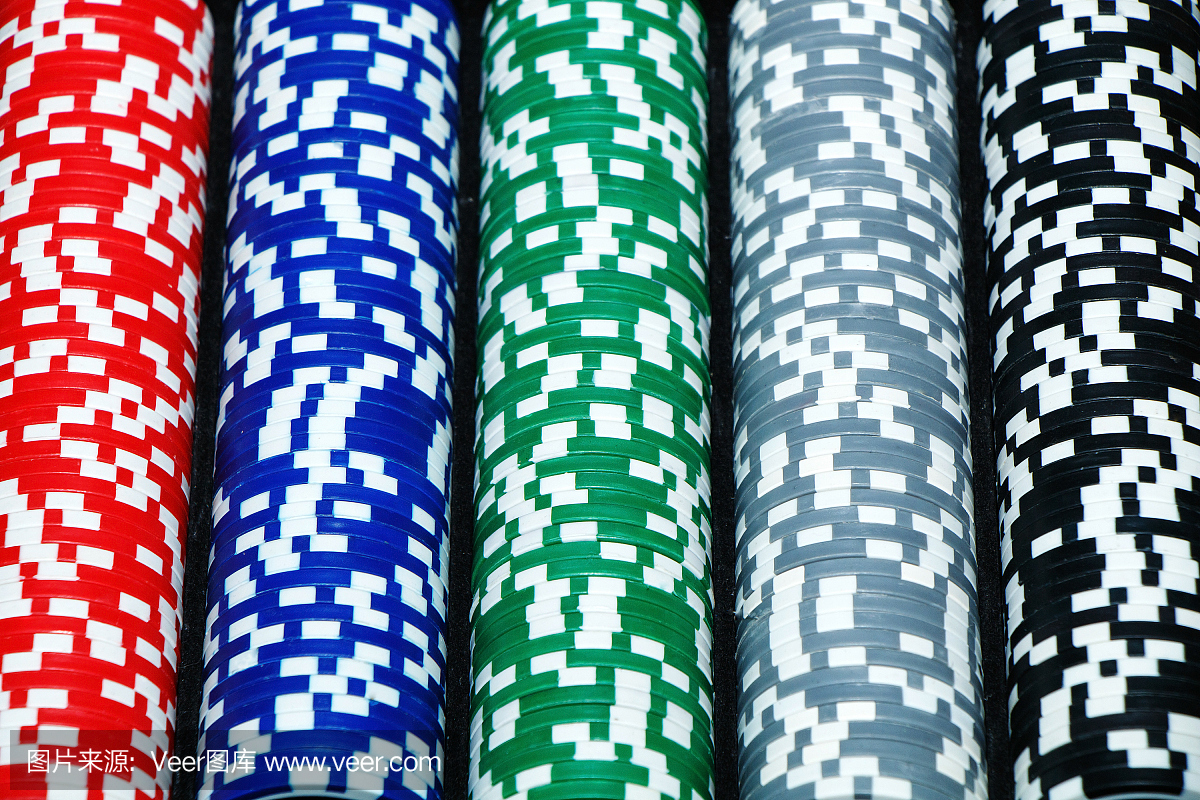 玩不同颜色和尊严的赌场筹码