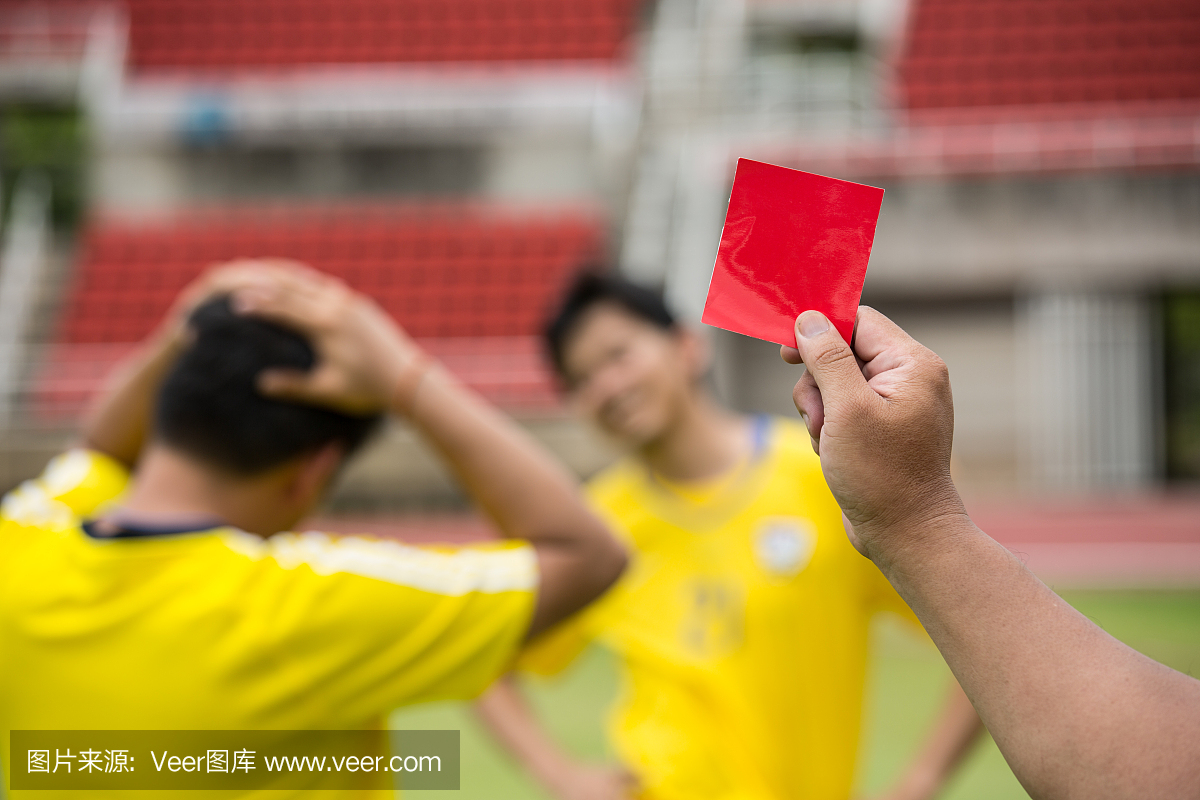 裁判足球展示卡警告和记录玩家犯规