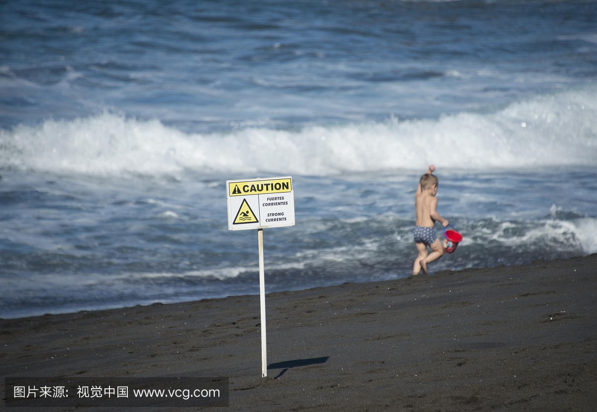 有孩子玩的海滩上的危险警告标志,西班牙特内