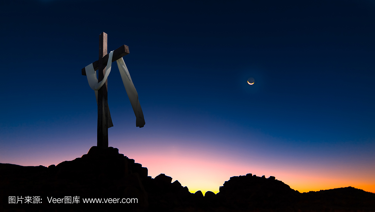 基督徒十字架在黑暗的夕阳背景全景