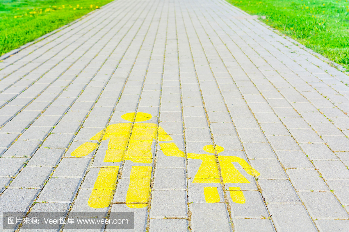 步行街标志在走道和绿草场背景