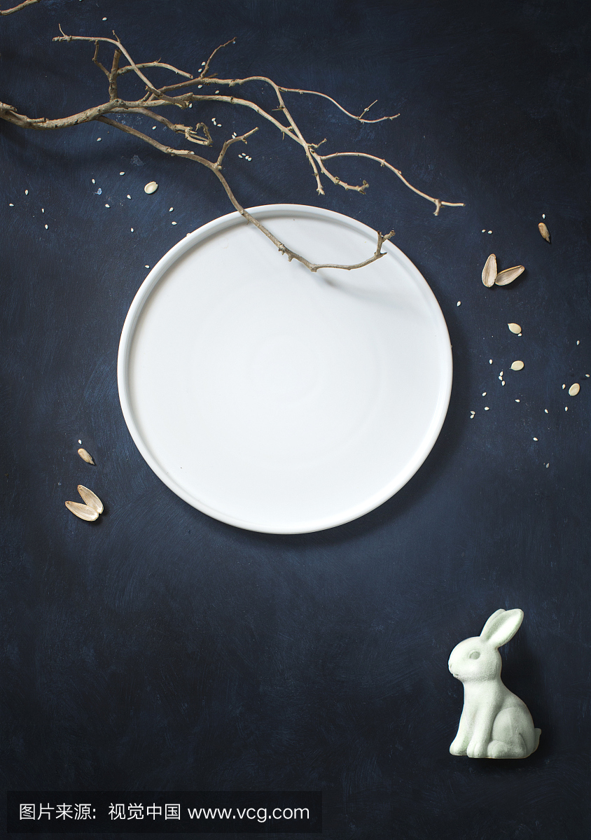 平躺中秋节传奇幻想兔子桌面形象。
