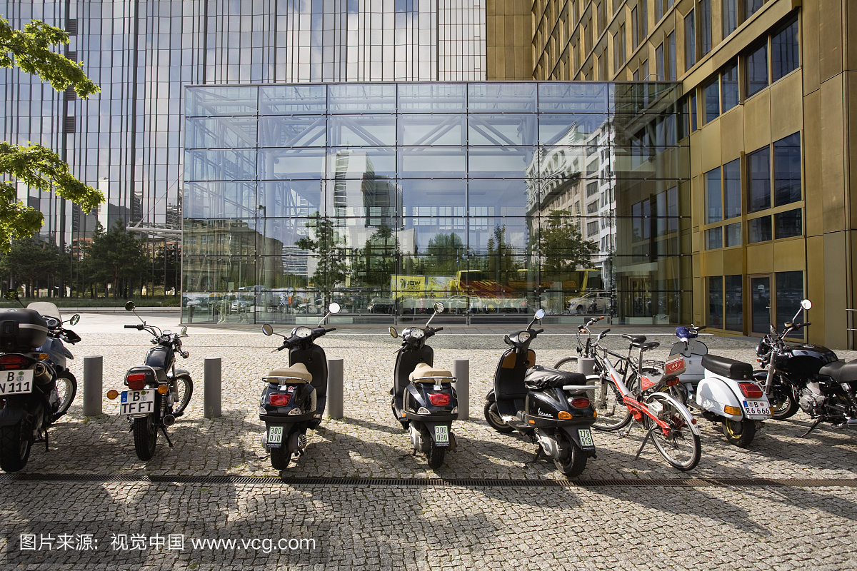 国,柏林,轻便摩托车停在Axel Springer出版社前