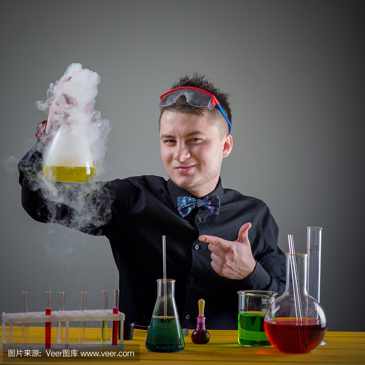 化学实验室的魔术师准备神奇的解决方案