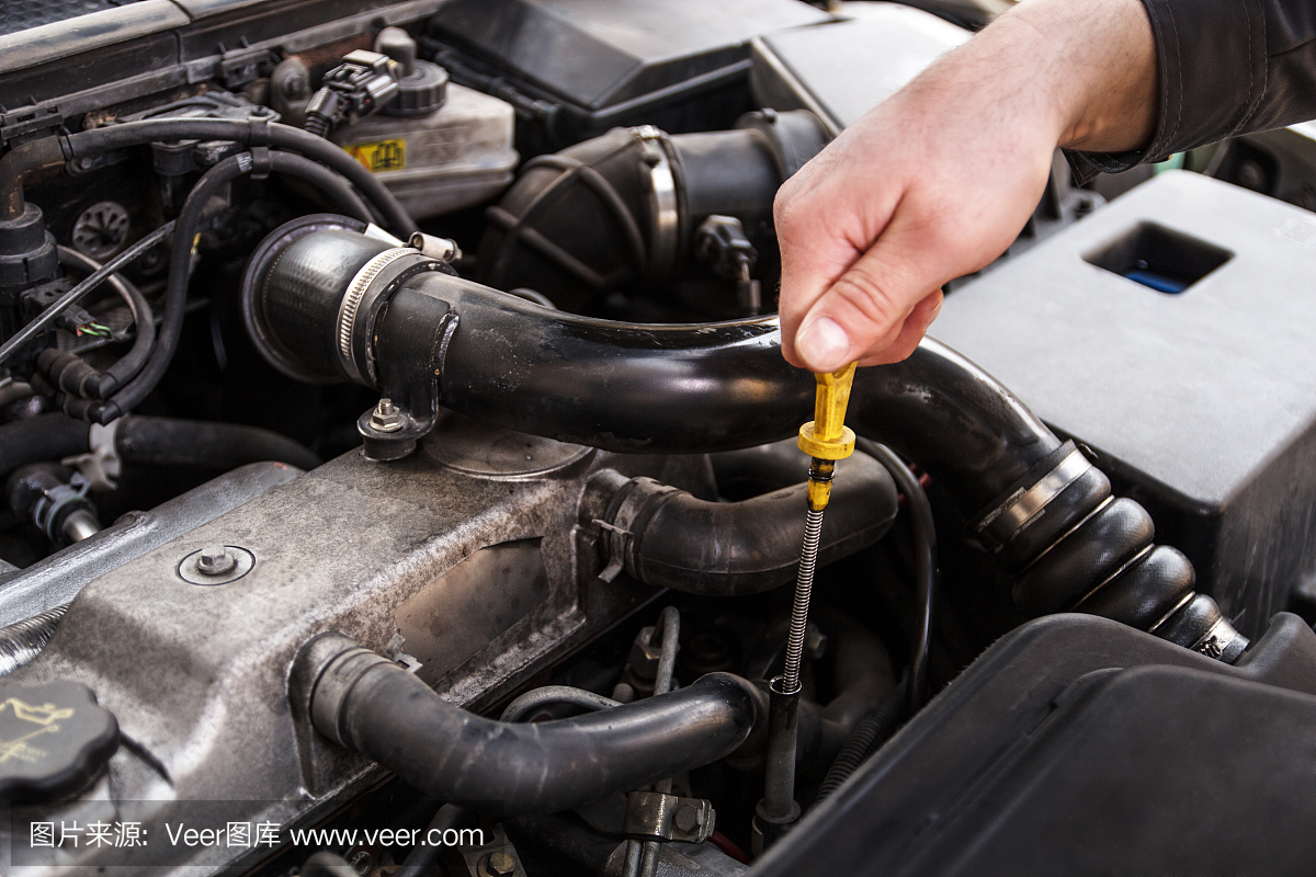 汽车修理工上班