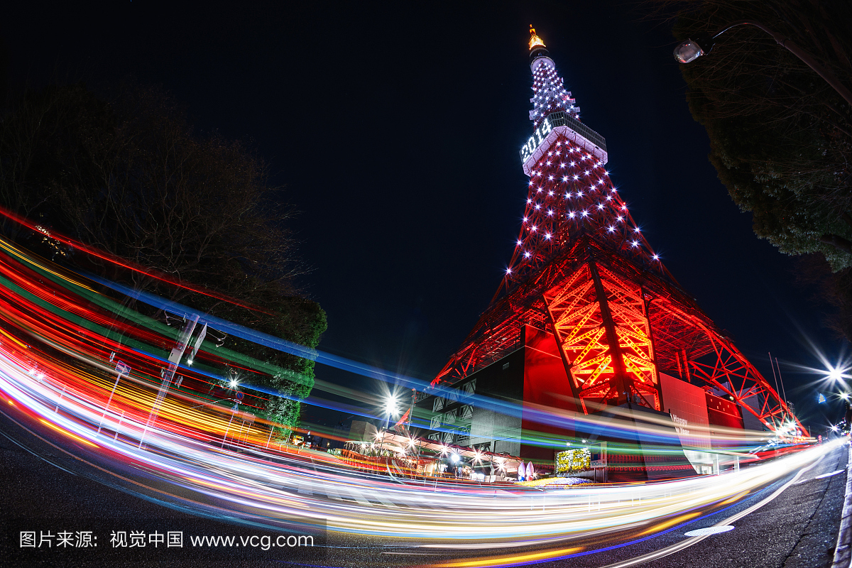 东京塔与交通信号灯