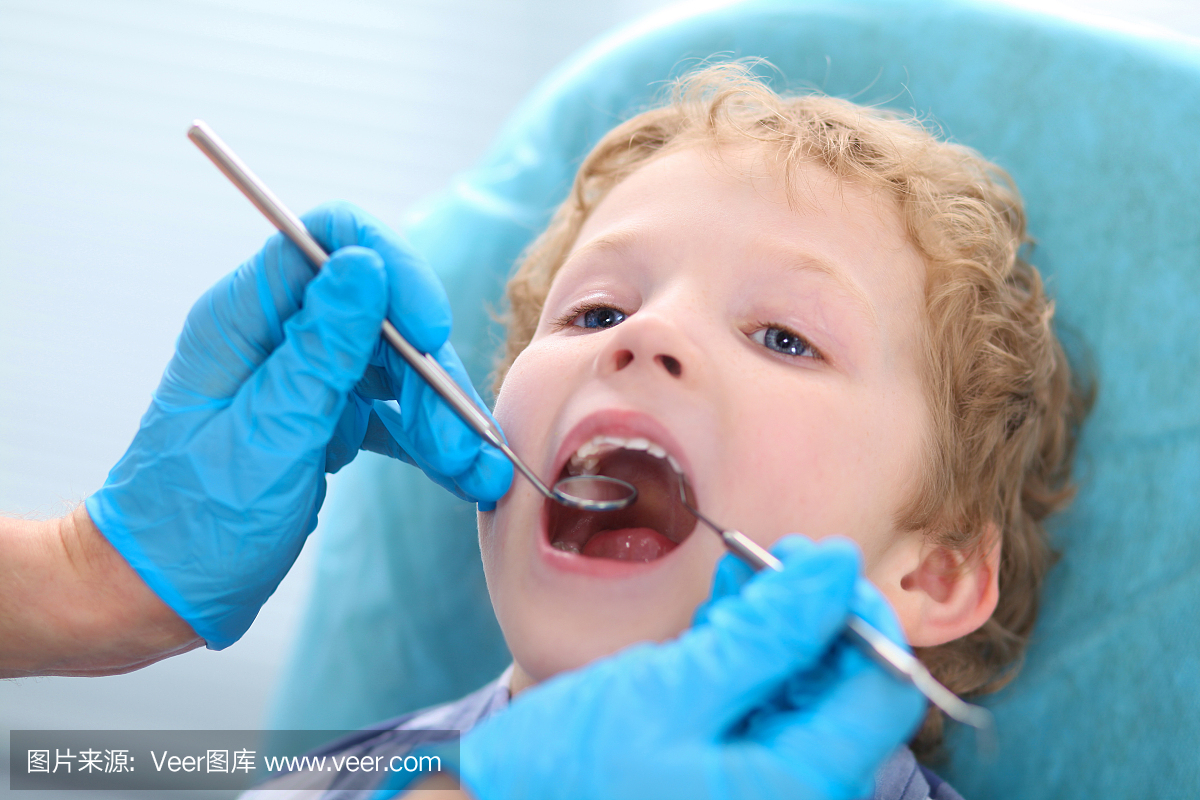 牙医检查口腔期间,张大嘴巴的小男孩特写镜头