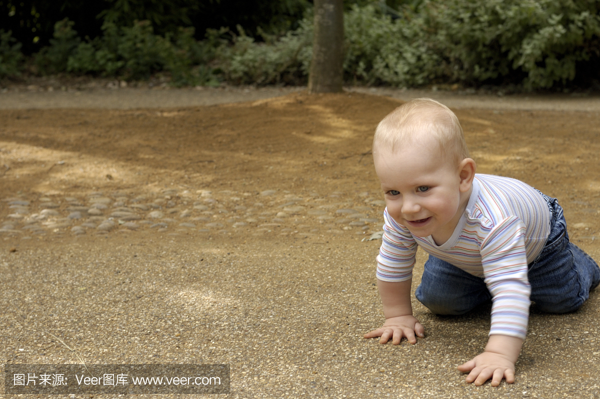 婴儿男孩在公园爬行,7个月大