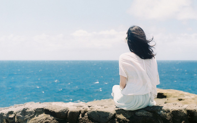 海边美女背影壁纸