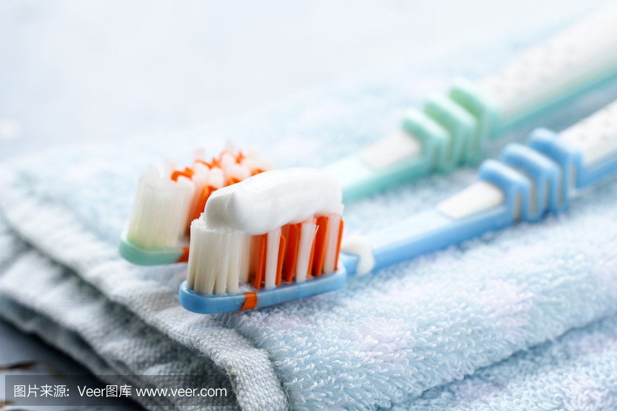 夫妻牙刷与牙膏在毛巾上