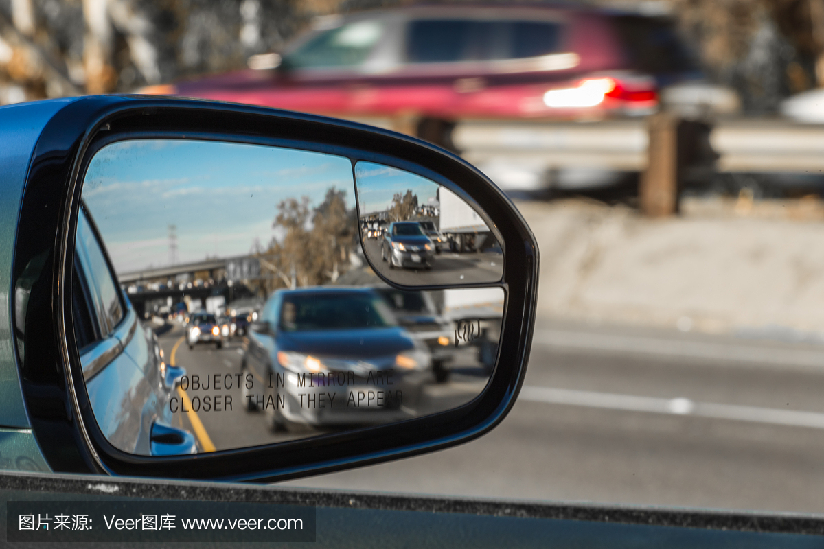 镜子中的物体比汽车上的物体更近