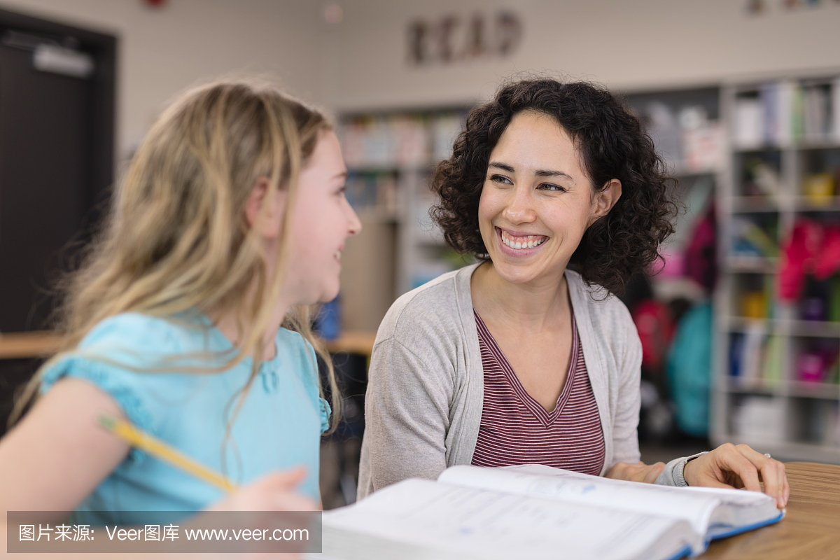 四年级的学生在教室里