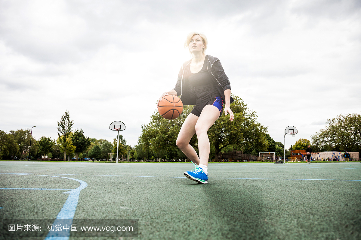 在伦敦的操场上的女子篮球运动员训练