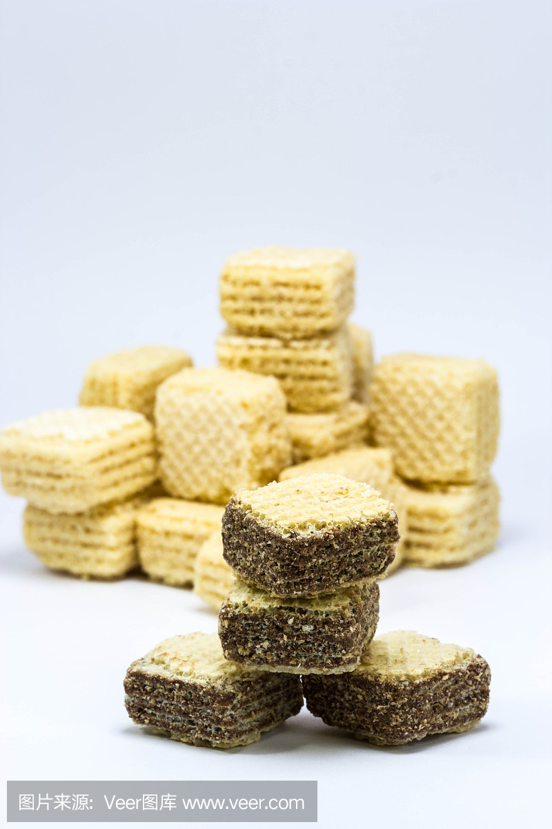 巧克力和牛奶在白色背景上的晶圆