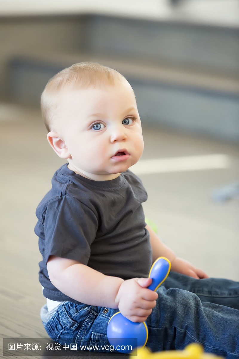 九个月大的白种男孩玩玩具