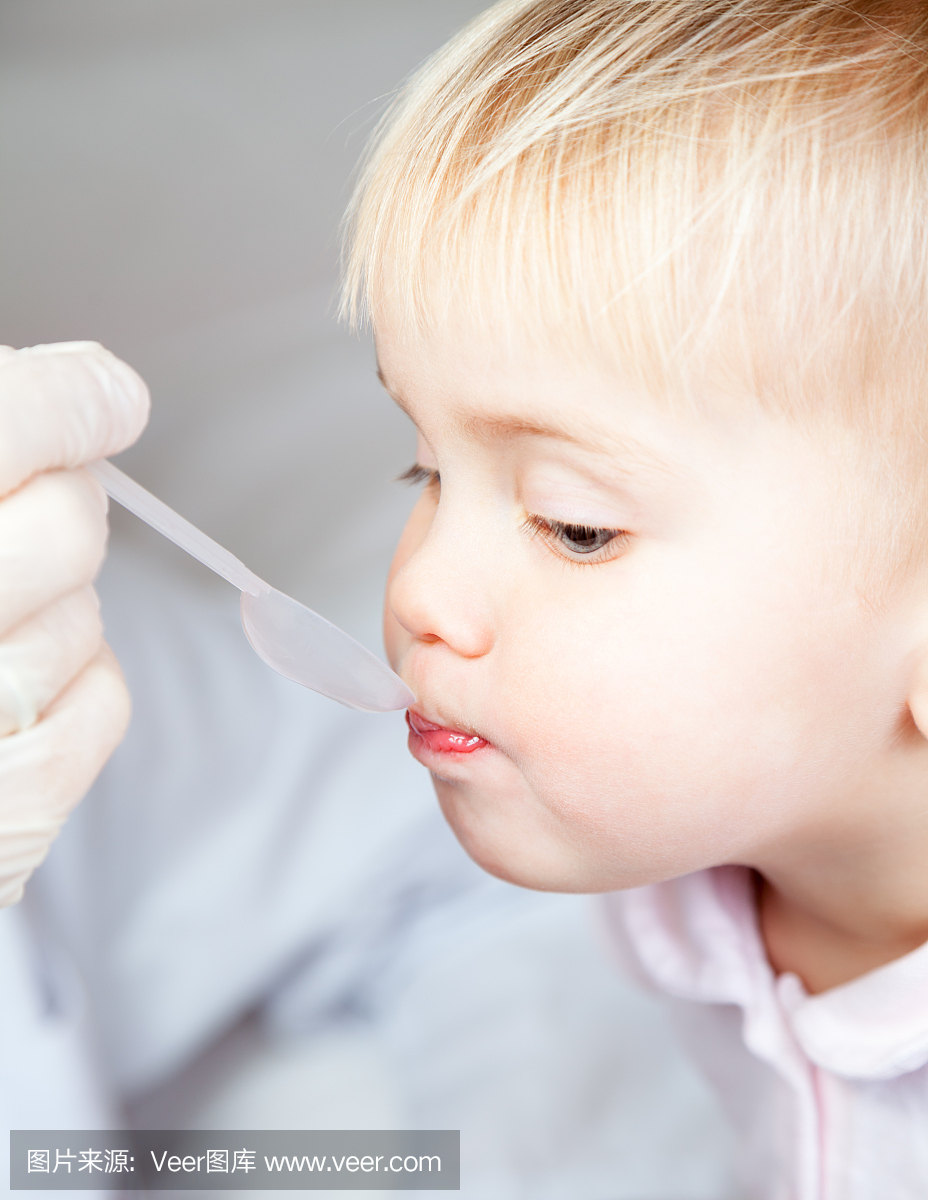 医生给一个孩子咳嗽药