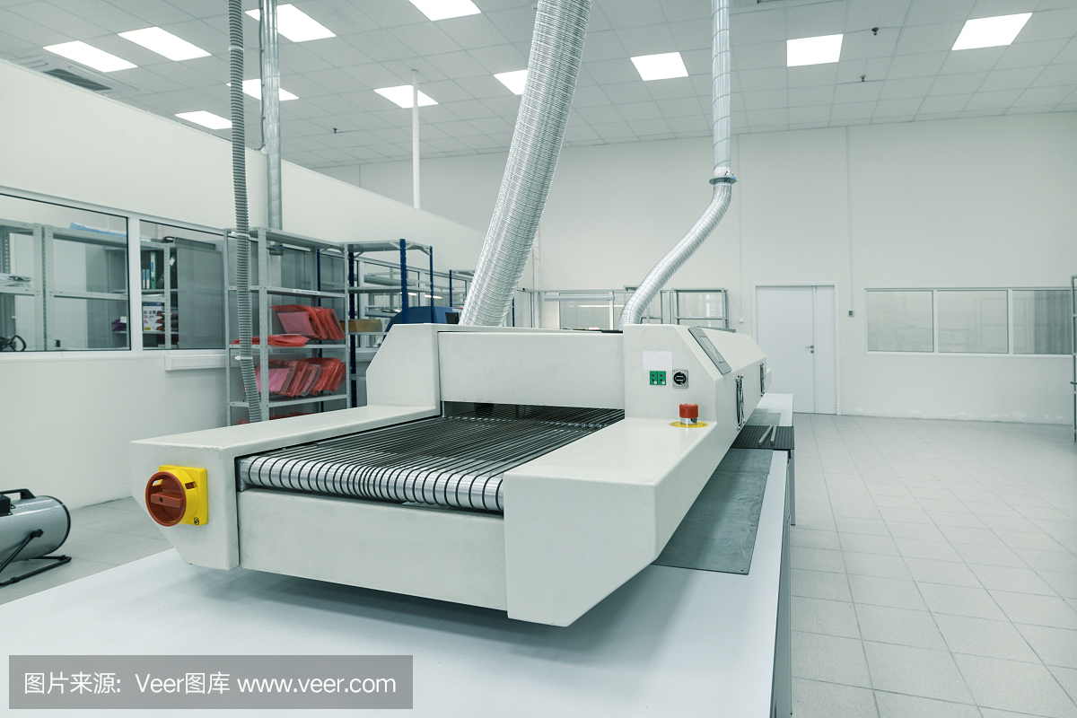 清洁生产室。工业电子产品制造