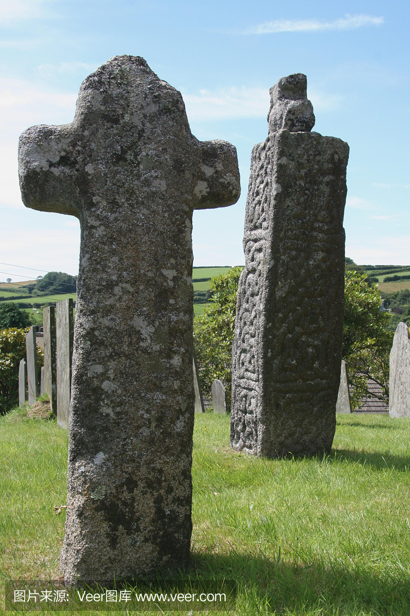 古老的基督教和凯尔特人的墓穴标志在草地上