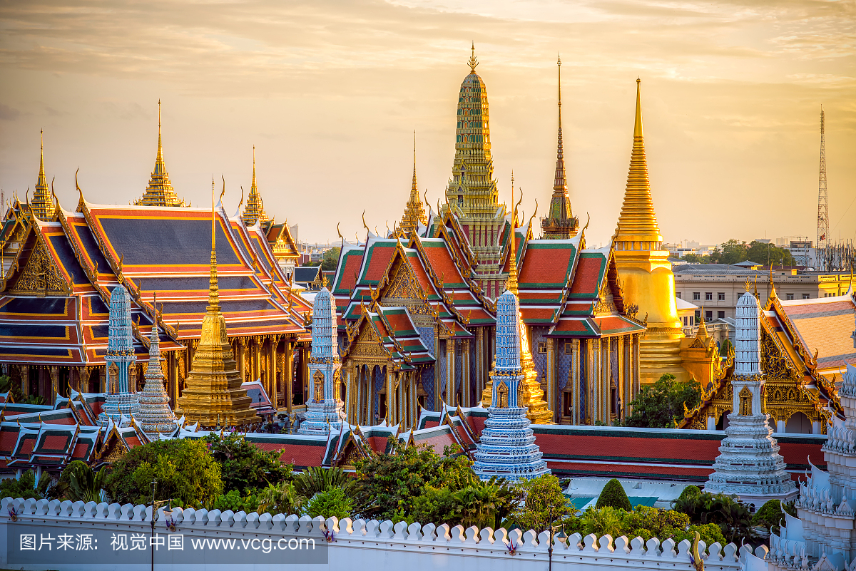 Grand palace and Wat phra keaw at sunset ban