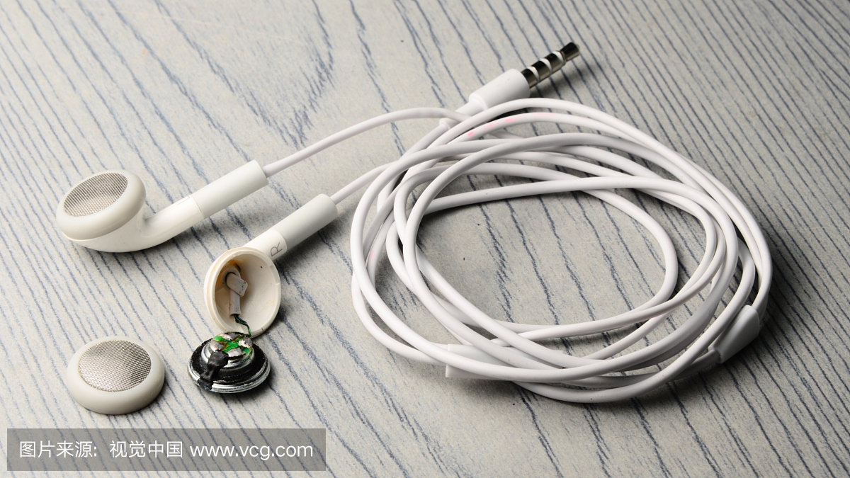 表角损坏耳机的高角度视图