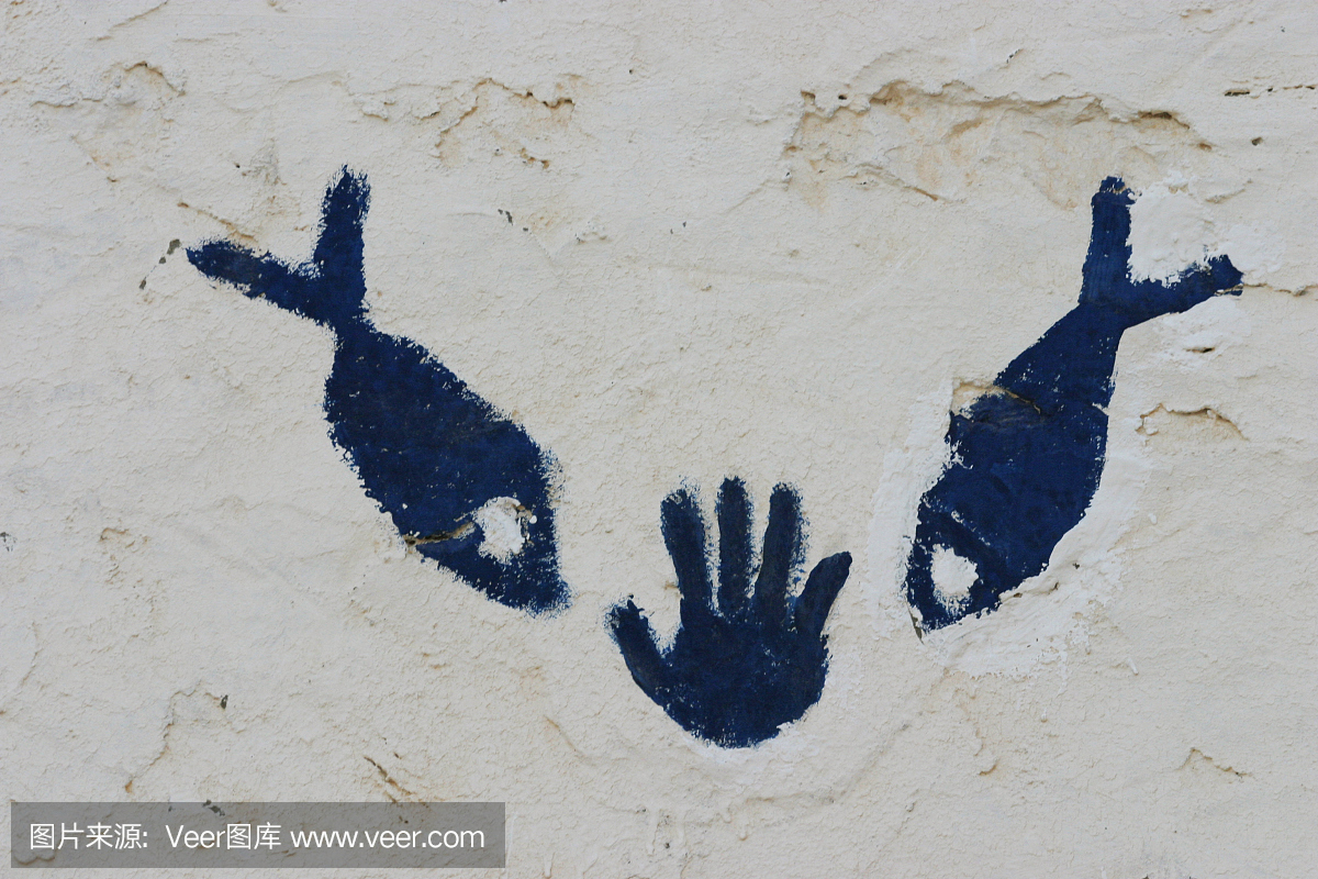 手和鱼符号在萨哈拉的墙上