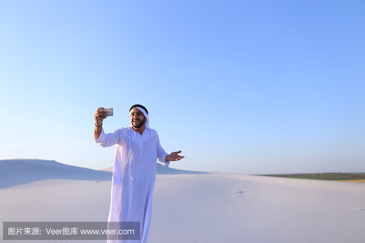 阿拉伯酋长与沟通的小工具的肖像