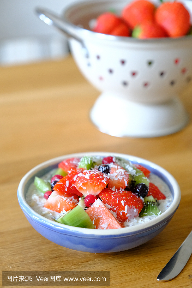 与草莓,猕猴桃,醋栗,奇亚籽和蜂蜜隔夜燕麦