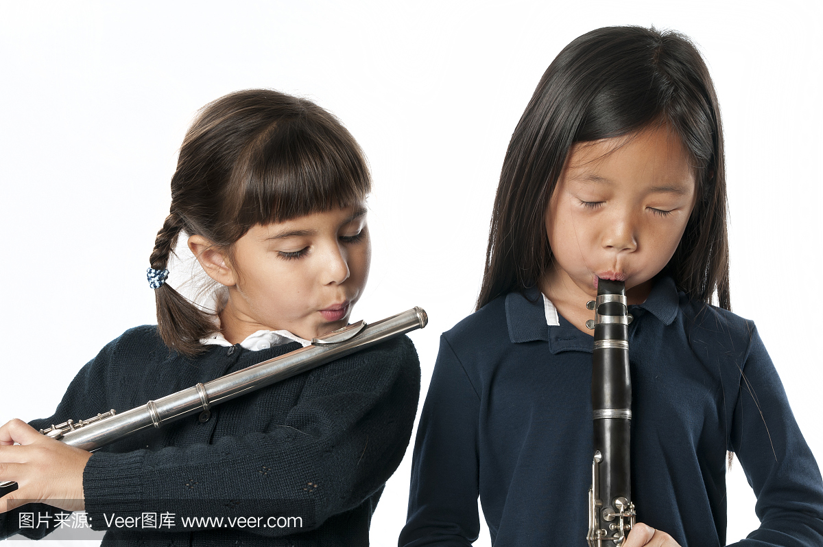 两个小女孩用木管乐器