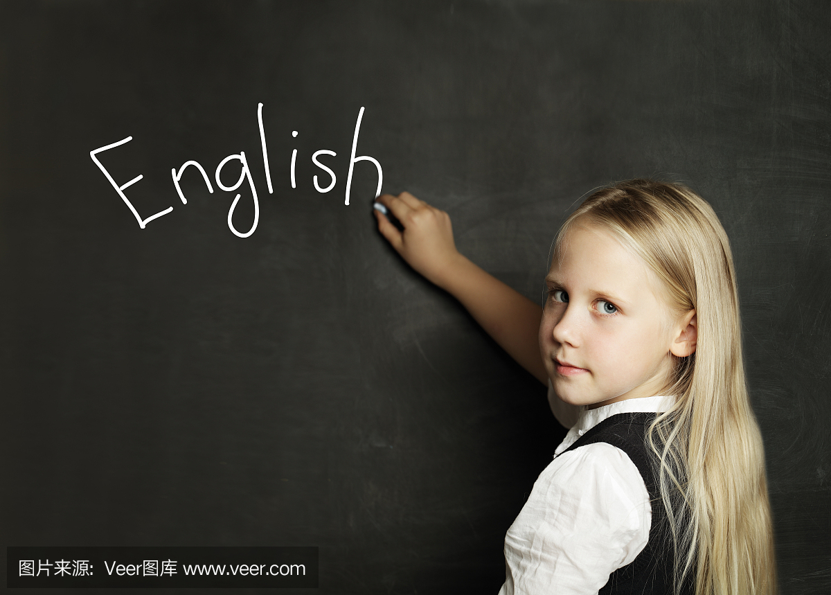 学习英语的儿童女孩在学校教室黑板背景