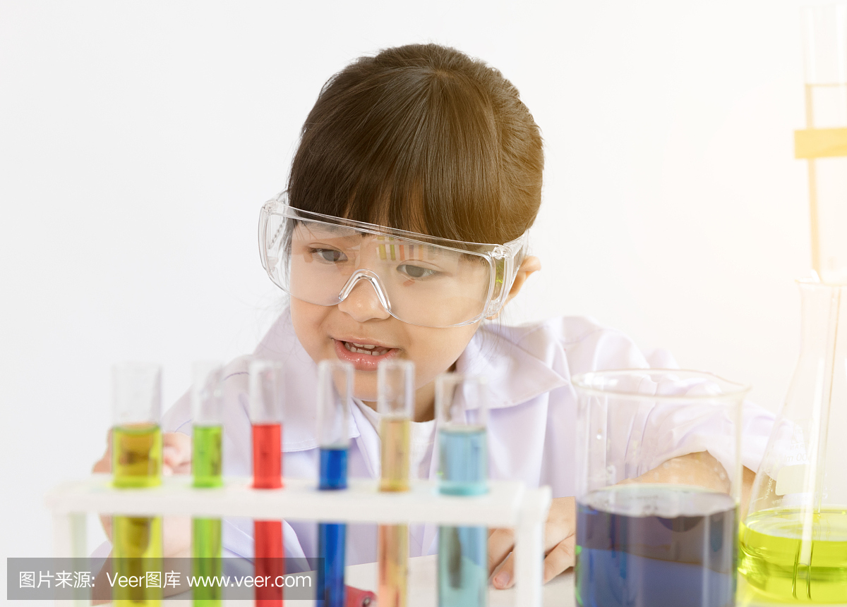 亚洲孩子玩彩色实验室管的科学家