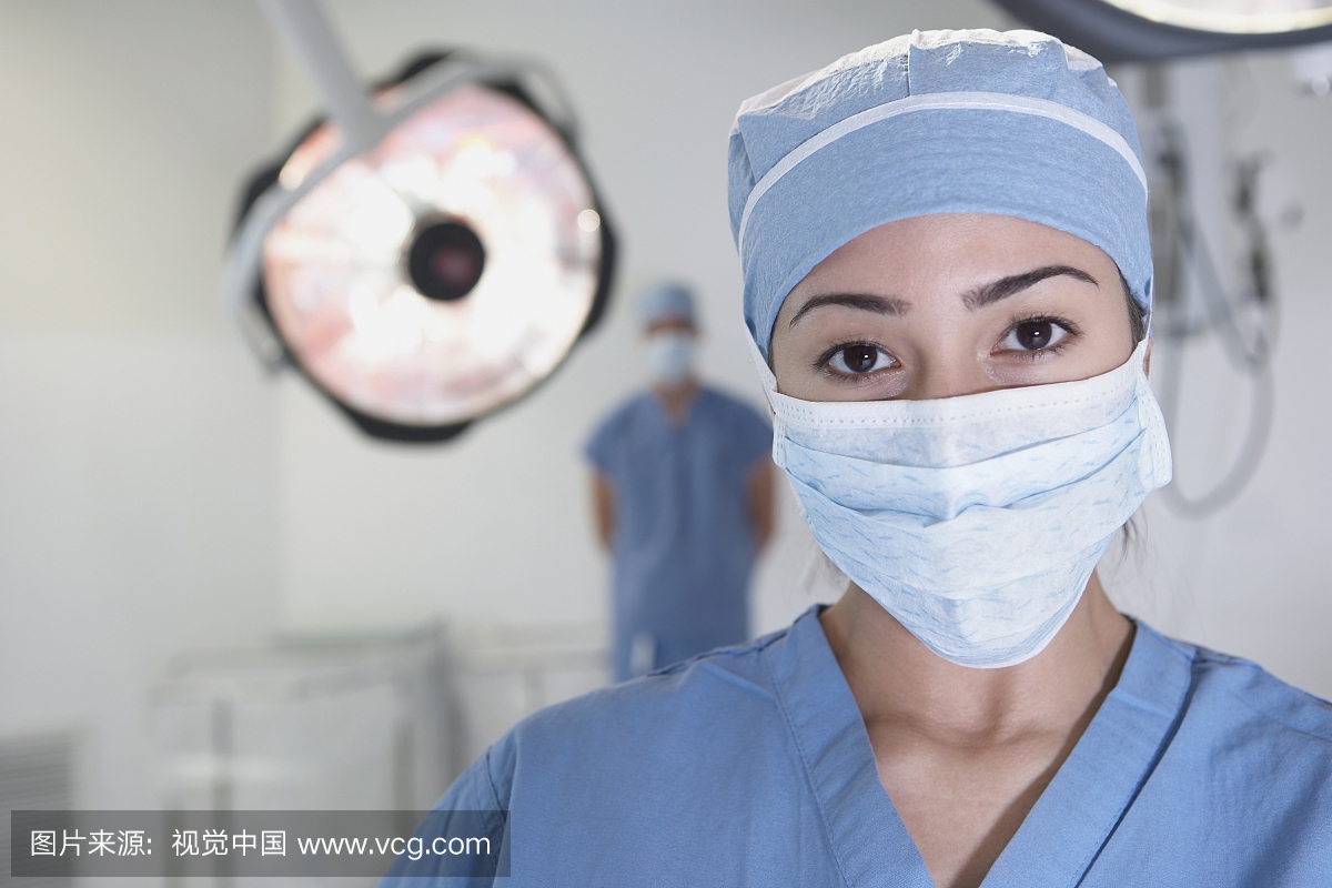 西班牙女医生在手术室戴手术口罩