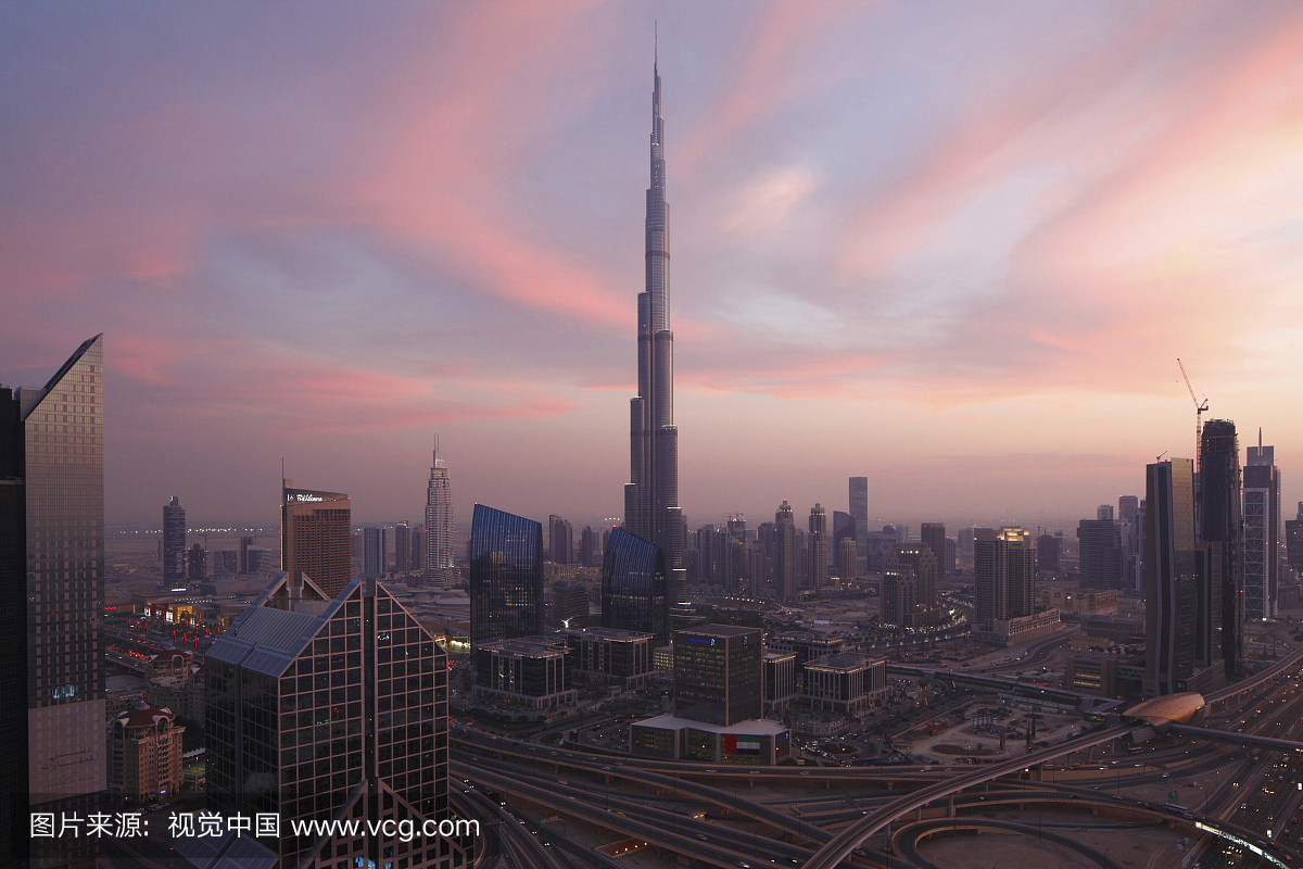 黄昏的BK,哈利法塔,还有小塔。由SOM设计。