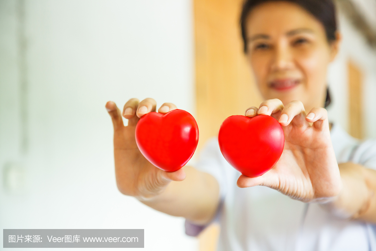 士的手举行两个红心,代表给患者提供高质量的