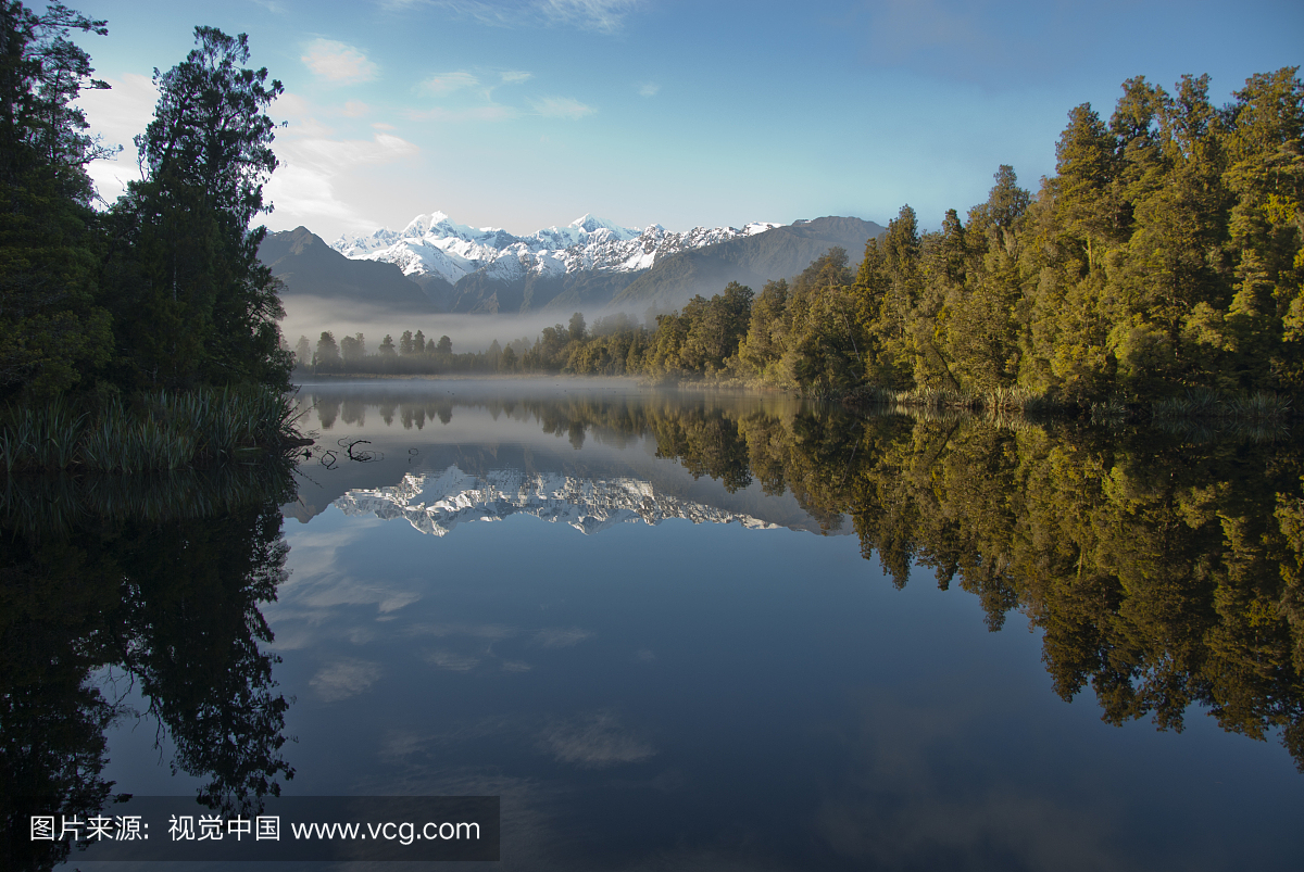 雪覆盖的山峰(Aoraki \/库克山)和云彩反映在静止