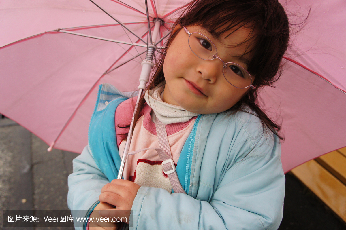 女孩在日本镰仓一把雨伞走路