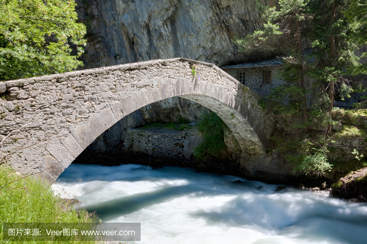 意大利阿尔卑斯山全景与河流和老桥(HDR)